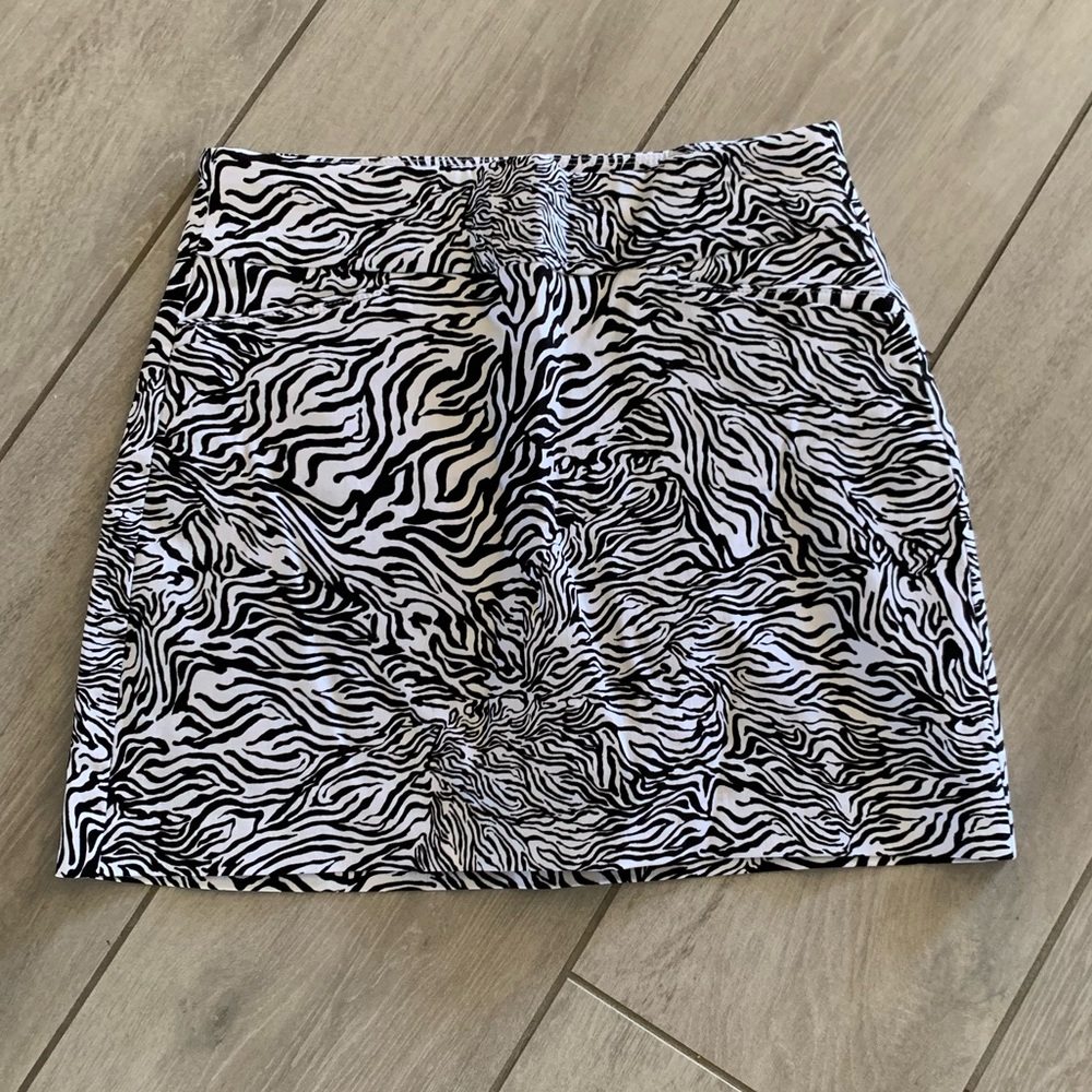 Animal print golf skort with pockets.
